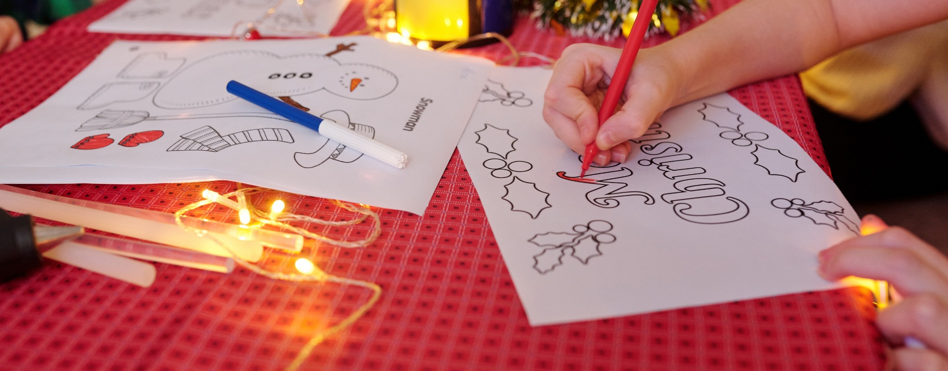 Kinderen kleuren een kleurplaat